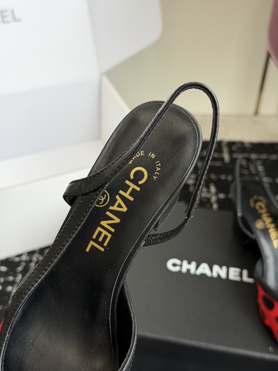代购级 Chanel26ss夏季新款拼色尖头后空平底凉鞋 自带法式优雅的名媛气质,经典撞色鞋头设计,尖头线条柔和修长,后 代购级 Chanel26ss夏季新款拼色尖头后空平底凉鞋 自带法式优雅的名媛气质,经典撞色鞋头设计,尖头线条柔和修长,后