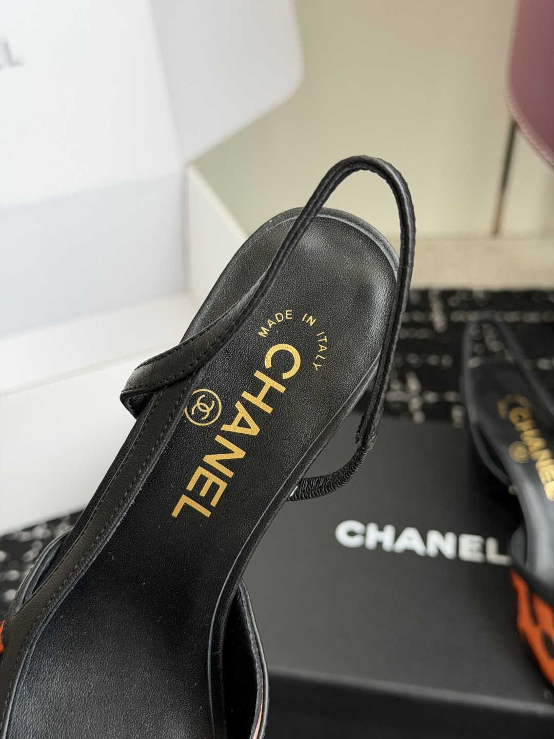 代购级 Chanel26ss夏季新款拼色尖头后空平底凉鞋 自带法式优雅的名媛气质,经典撞色鞋头设计,尖头线条柔和修长,后 代购级 Chanel26ss夏季新款拼色尖头后空平底凉鞋 自带法式优雅的名媛气质,经典撞色鞋头设计,尖头线条柔和修长,后