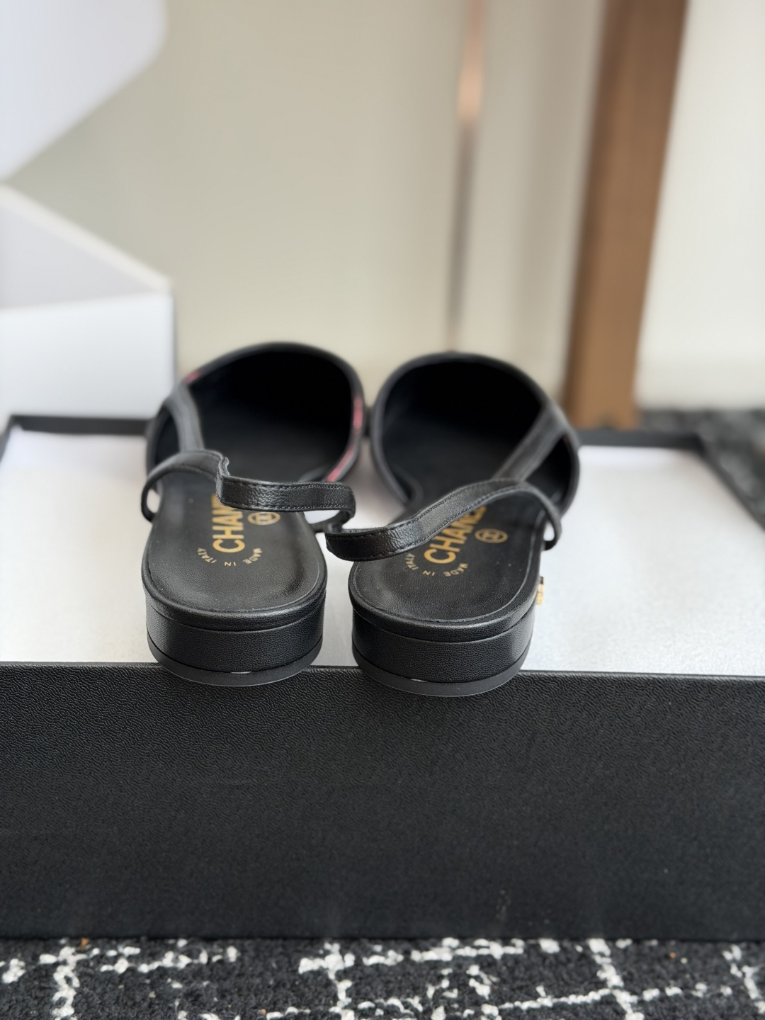 代购级 Chanel26ss夏季新款拼色尖头后空平底凉鞋 自带法式优雅的名媛气质,经典撞色鞋头设计,尖头线条柔和修长,后 代购级 Chanel26ss夏季新款拼色尖头后空平底凉鞋 自带法式优雅的名媛气质,经典撞色鞋头设计,尖头线条柔和修长,后