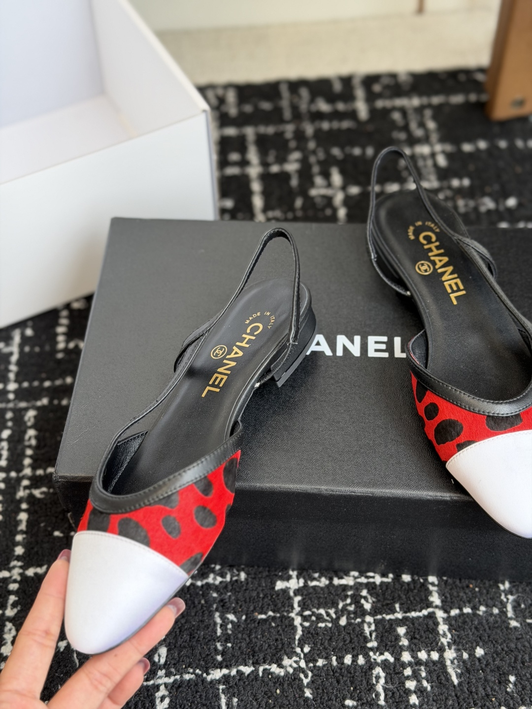 代购级 Chanel26ss夏季新款拼色尖头后空平底凉鞋 自带法式优雅的名媛气质,经典撞色鞋头设计,尖头线条柔和修长,后 代购级 Chanel26ss夏季新款拼色尖头后空平底凉鞋 自带法式优雅的名媛气质,经典撞色鞋头设计,尖头线条柔和修长,后