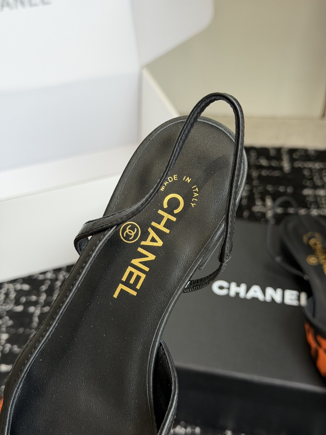 代购级 Chanel26ss夏季新款拼色尖头后空平底凉鞋 自带法式优雅的名媛气质,经典撞色鞋头设计,尖头线条柔和修长,后 代购级 Chanel26ss夏季新款拼色尖头后空平底凉鞋 自带法式优雅的名媛气质,经典撞色鞋头设计,尖头线条柔和修长,后