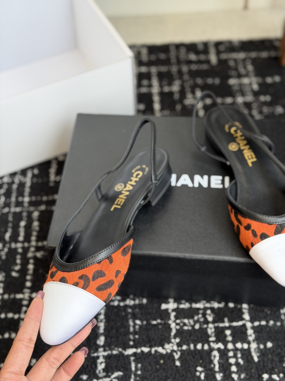 代购级 Chanel26ss夏季新款拼色尖头后空平底凉鞋 自带法式优雅的名媛气质,经典撞色鞋头设计,尖头线条柔和修长,后 代购级 Chanel26ss夏季新款拼色尖头后空平底凉鞋 自带法式优雅的名媛气质,经典撞色鞋头设计,尖头线条柔和修长,后