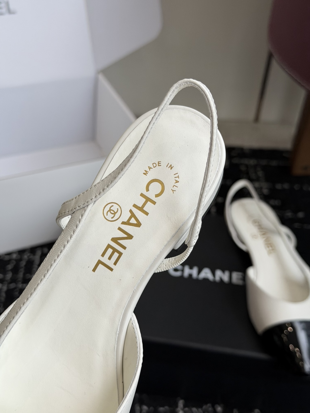 代购级 Chanel26ss夏季新款拼色尖头后空平底凉鞋 自带法式优雅的名媛气质,经典撞色鞋头设计,尖头线条柔和修长,后 代购级 Chanel26ss夏季新款拼色尖头后空平底凉鞋 自带法式优雅的名媛气质,经典撞色鞋头设计,尖头线条柔和修长,后