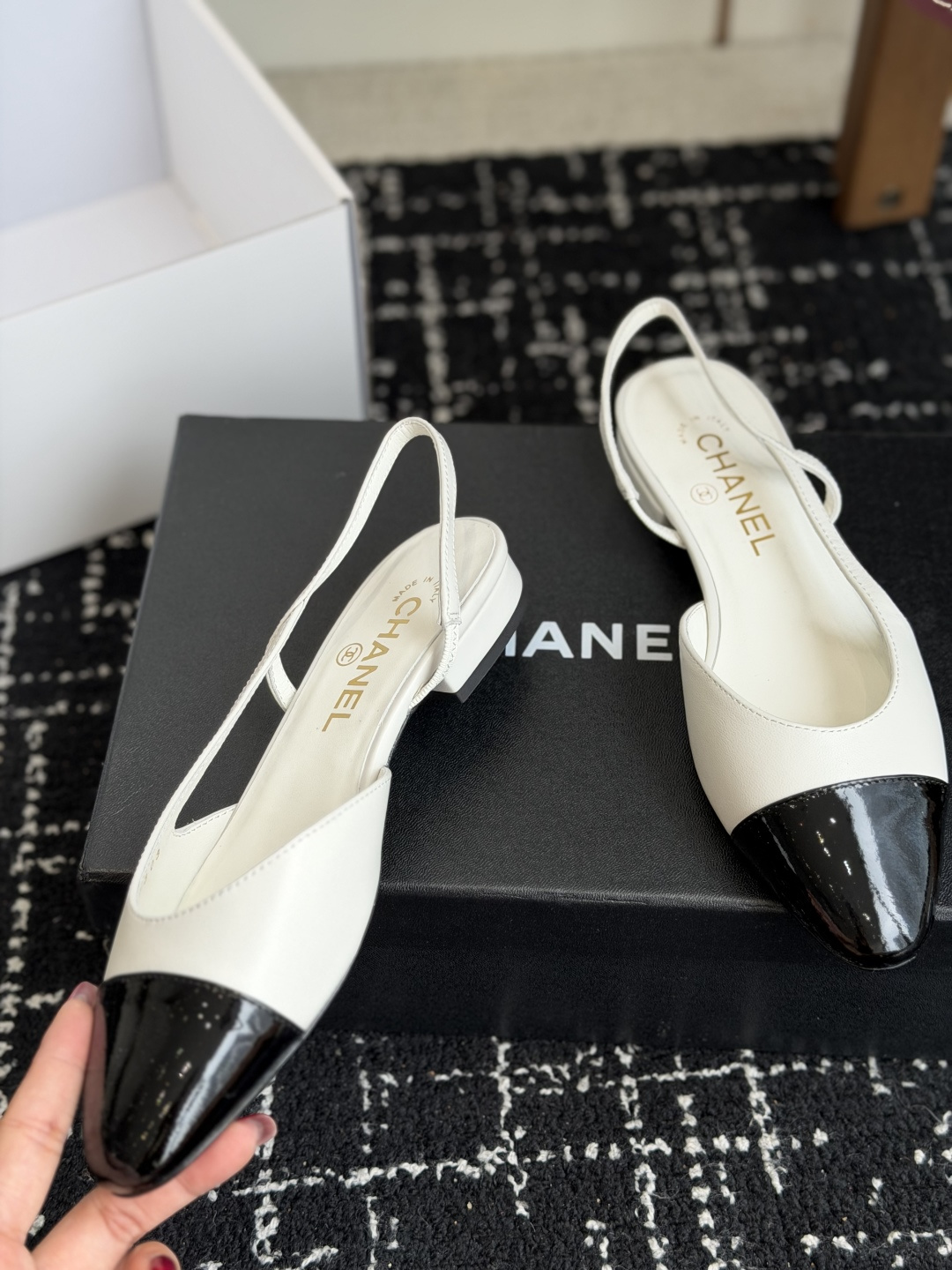 代购级 Chanel26ss夏季新款拼色尖头后空平底凉鞋 自带法式优雅的名媛气质,经典撞色鞋头设计,尖头线条柔和修长,后 代购级 Chanel26ss夏季新款拼色尖头后空平底凉鞋 自带法式优雅的名媛气质,经典撞色鞋头设计,尖头线条柔和修长,后