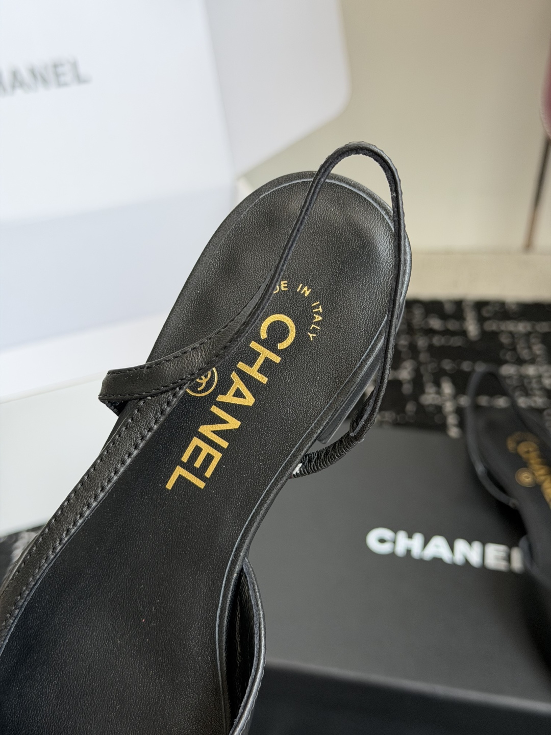 代购级 Chanel26ss夏季新款拼色尖头后空平底凉鞋 自带法式优雅的名媛气质,经典撞色鞋头设计,尖头线条柔和修长,后 代购级 Chanel26ss夏季新款拼色尖头后空平底凉鞋 自带法式优雅的名媛气质,经典撞色鞋头设计,尖头线条柔和修长,后