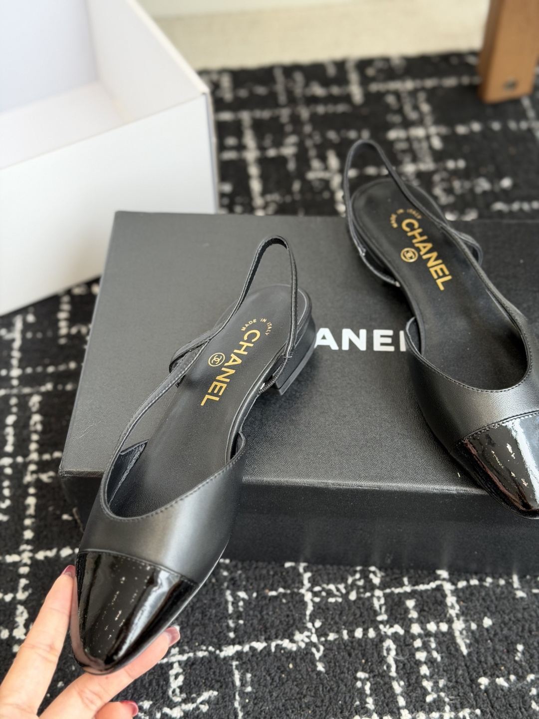 代购级 Chanel26ss夏季新款拼色尖头后空平底凉鞋 自带法式优雅的名媛气质,经典撞色鞋头设计,尖头线条柔和修长,后 代购级 Chanel26ss夏季新款拼色尖头后空平底凉鞋 自带法式优雅的名媛气质,经典撞色鞋头设计,尖头线条柔和修长,后