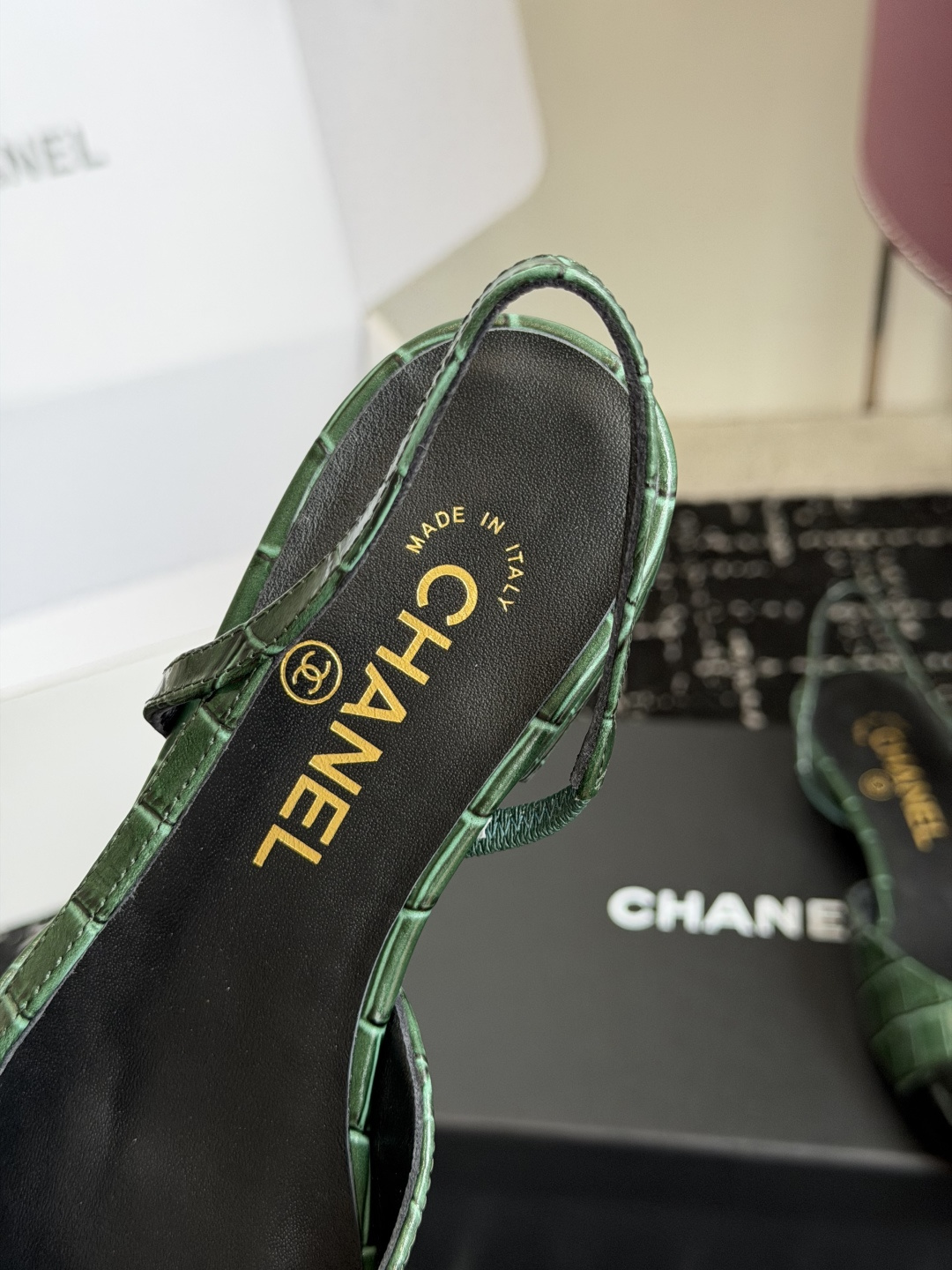 代购级 Chanel26ss夏季新款拼色尖头后空平底凉鞋 自带法式优雅的名媛气质,经典撞色鞋头设计,尖头线条柔和修长,后 代购级 Chanel26ss夏季新款拼色尖头后空平底凉鞋 自带法式优雅的名媛气质,经典撞色鞋头设计,尖头线条柔和修长,后
