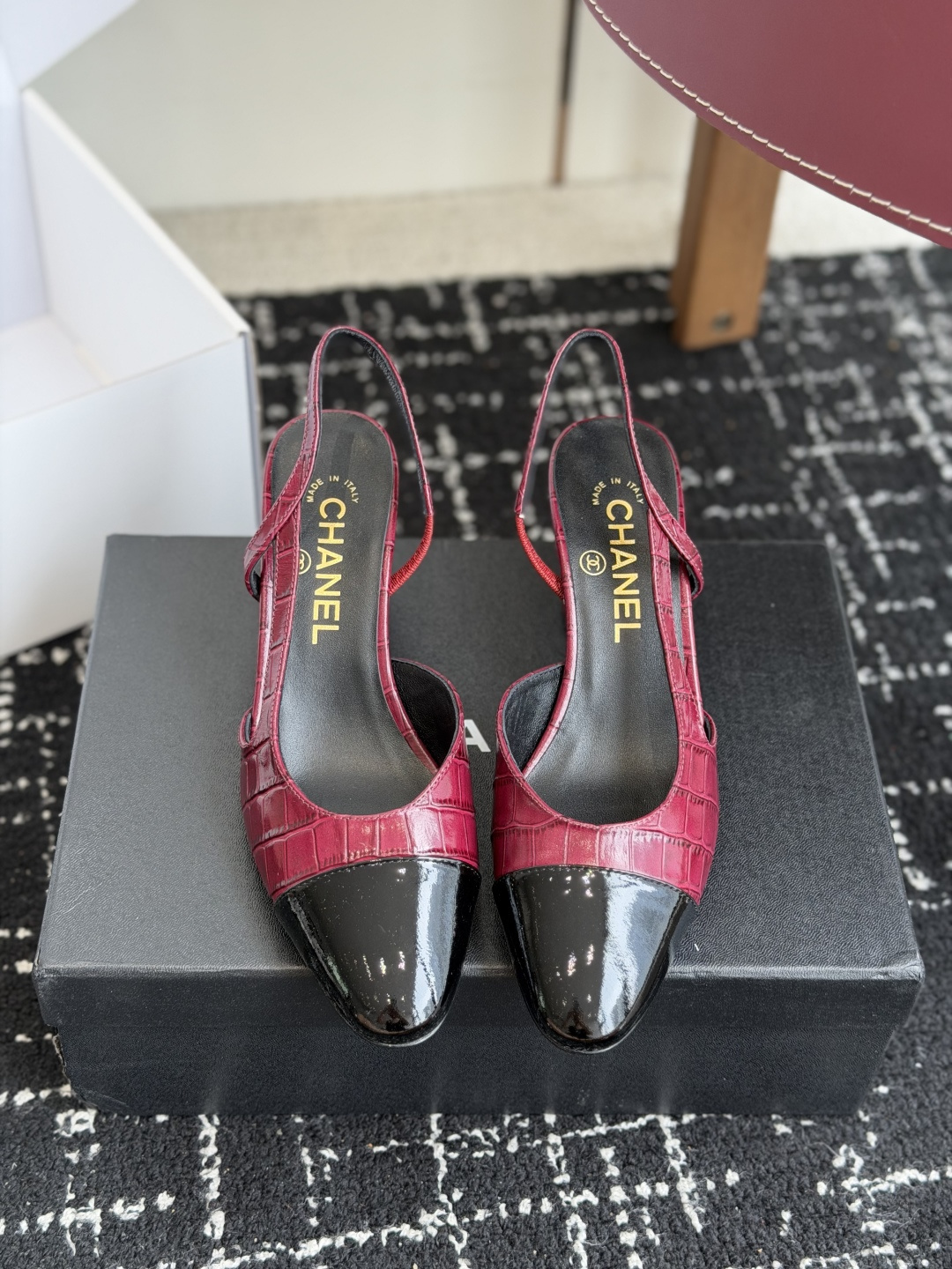 NO:921791,Purchasing agent Chanel26ss summer new color-blocked pointed toe flat sandals with empty back, with French elegant ladylike temperament, classic contrasting toe design, soft and slender pointed line, simple and neat back strap structure, retro and exquisite, easily creating a gentle and elegant style.  The dressing scene covers a wide range. It can be worn with a suit skirt for workplace commuting, with a floral dress for a French romance, or with straight jeans for a simple and casual look. It can be easily used for daily work, tea dates, and short trips. Upper sheepskin/horse hair/stone grain cowhide, lining sheepskin, genuine leather outsole size 35-41 (customized sizes 40 and 41 are non-refundable), sandals, chanel, sandals, skirts, jeans, business  suit,cowhide,sheepskin,leather soles19860909代购级 Chanel26ss夏季新款拼色尖头后空平底凉鞋 自带法式优雅的名媛气质,经典撞色鞋头设计,尖头线条柔和修长,后绊带结构简约利落,复古又精致,轻松塑造温婉大气的穿搭格调. 穿搭场景覆盖面很广,搭配西装半身裙适配职场通勤,搭配碎花连衣裙尽显法式浪漫,搭配直筒牛仔裤简约休闲,日常上班、约会下午茶、短途出行都能轻松驾驭. 鞋面羊皮/马毛/石头纹牛皮 内里羊皮 大底真皮大底 size35-41码（40、41码定制不退换）,凉鞋,chanel,sandals,skirts,jeans,business suit,cowhide,sheepskin,Leather soles,Women's Shoes