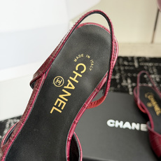 代购级 Chanel26ss夏季新款拼色尖头后空平底凉鞋 自带法式优雅的名媛气质,经典撞色鞋头设计,尖头线条柔和修长,后 代购级 Chanel26ss夏季新款拼色尖头后空平底凉鞋 自带法式优雅的名媛气质,经典撞色鞋头设计,尖头线条柔和修长,后