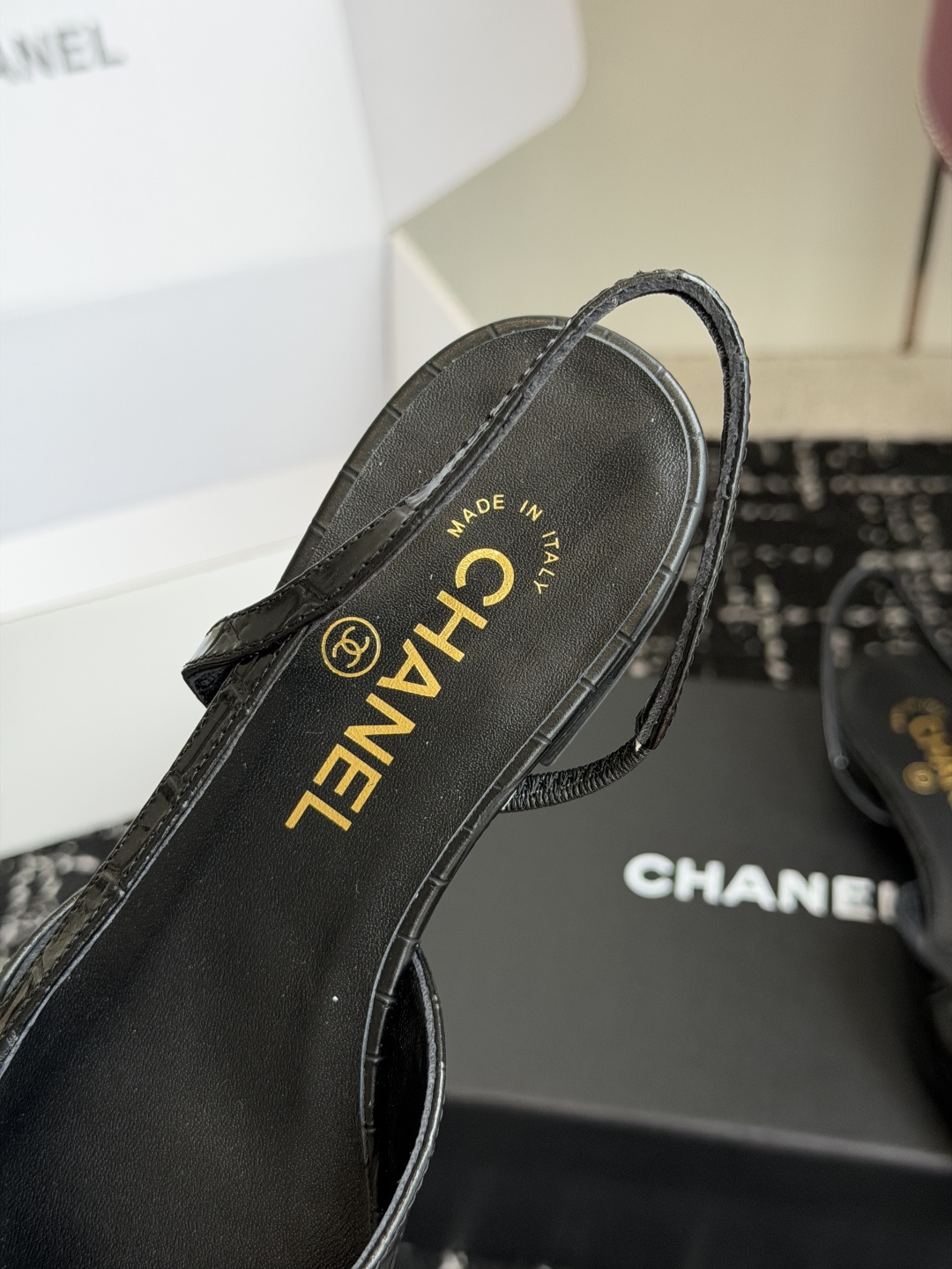 代购级 Chanel26ss夏季新款拼色尖头后空平底凉鞋 自带法式优雅的名媛气质,经典撞色鞋头设计,尖头线条柔和修长,后 代购级 Chanel26ss夏季新款拼色尖头后空平底凉鞋 自带法式优雅的名媛气质,经典撞色鞋头设计,尖头线条柔和修长,后