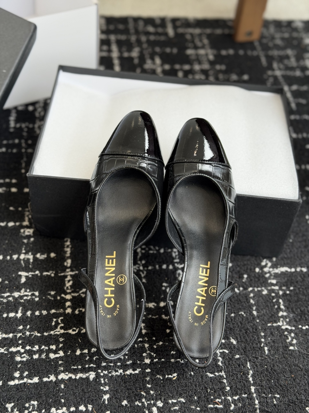 代购级 Chanel26ss夏季新款拼色尖头后空平底凉鞋 自带法式优雅的名媛气质,经典撞色鞋头设计,尖头线条柔和修长,后 代购级 Chanel26ss夏季新款拼色尖头后空平底凉鞋 自带法式优雅的名媛气质,经典撞色鞋头设计,尖头线条柔和修长,后