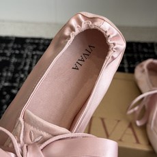 代购级 小众品牌VIVAIA26ss休闲鞋 这双缎面系带芭蕾鞋直接戳中少女心,丝滑缎面丝带可系蝴蝶结,酒红、裸粉、米白5 代购级 小众品牌VIVAIA26ss休闲鞋 这双缎面系带芭蕾鞋直接戳中少女心,丝滑缎面丝带可系蝴蝶结,酒红、裸粉、米白5