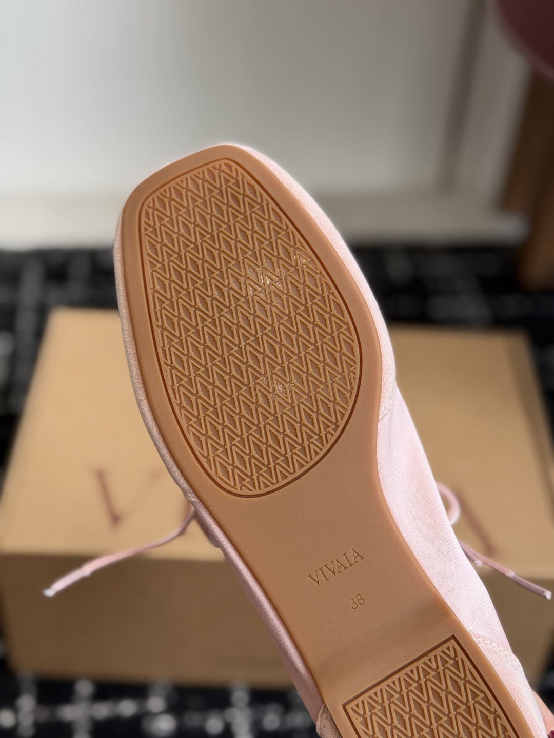 代购级 小众品牌VIVAIA26ss休闲鞋 这双缎面系带芭蕾鞋直接戳中少女心,丝滑缎面丝带可系蝴蝶结,酒红、裸粉、米白5 代购级 小众品牌VIVAIA26ss休闲鞋 这双缎面系带芭蕾鞋直接戳中少女心,丝滑缎面丝带可系蝴蝶结,酒红、裸粉、米白5