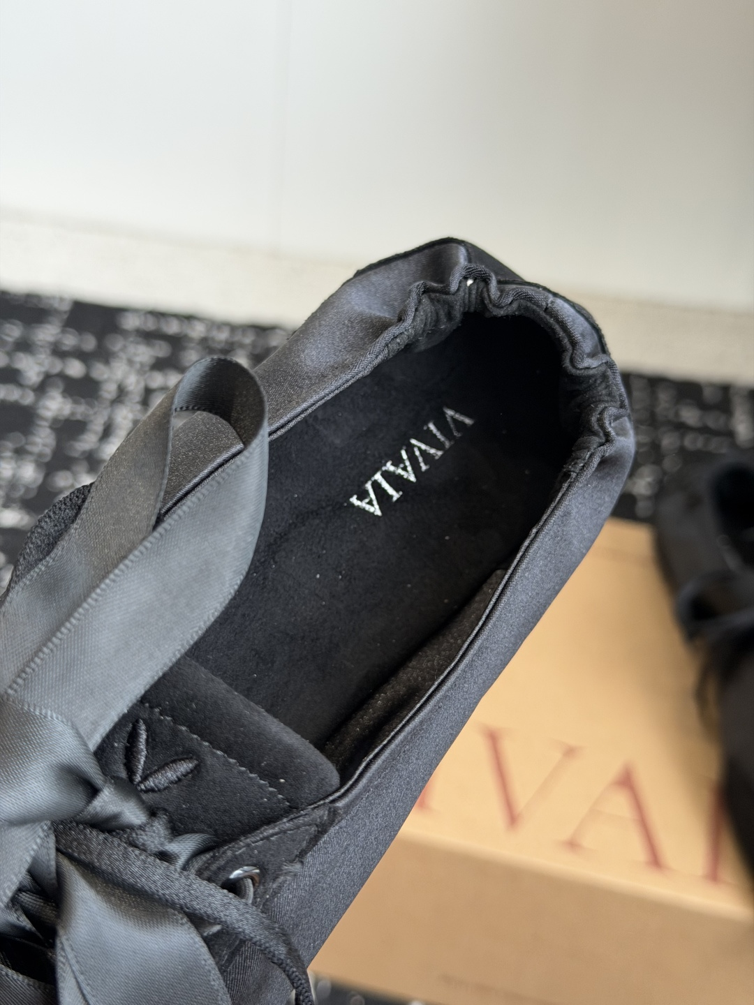 代购级 小众品牌VIVAIA26ss休闲鞋 这双缎面系带芭蕾鞋直接戳中少女心,丝滑缎面丝带可系蝴蝶结,酒红、裸粉、米白5 代购级 小众品牌VIVAIA26ss休闲鞋 这双缎面系带芭蕾鞋直接戳中少女心,丝滑缎面丝带可系蝴蝶结,酒红、裸粉、米白5