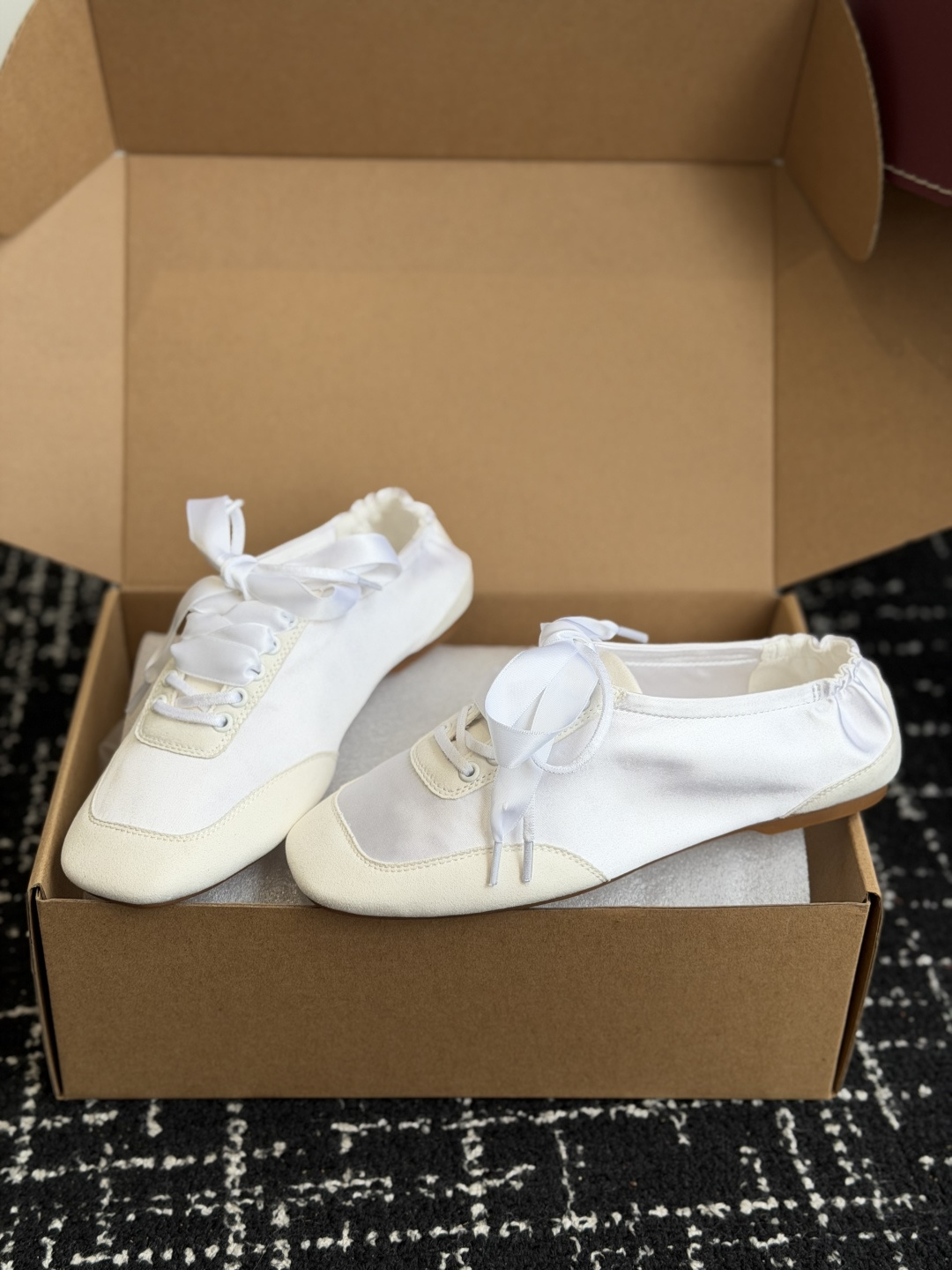 代购级 小众品牌VIVAIA26ss休闲鞋 这双缎面系带芭蕾鞋直接戳中少女心,丝滑缎面丝带可系蝴蝶结,酒红、裸粉、米白5 代购级 小众品牌VIVAIA26ss休闲鞋 这双缎面系带芭蕾鞋直接戳中少女心,丝滑缎面丝带可系蝴蝶结,酒红、裸粉、米白5