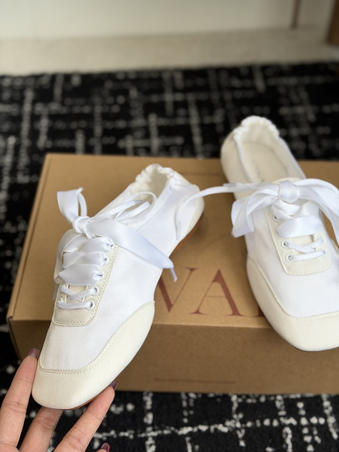 代购级 小众品牌VIVAIA26ss休闲鞋 这双缎面系带芭蕾鞋直接戳中少女心,丝滑缎面丝带可系蝴蝶结,酒红、裸粉、米白5 代购级 小众品牌VIVAIA26ss休闲鞋 这双缎面系带芭蕾鞋直接戳中少女心,丝滑缎面丝带可系蝴蝶结,酒红、裸粉、米白5
