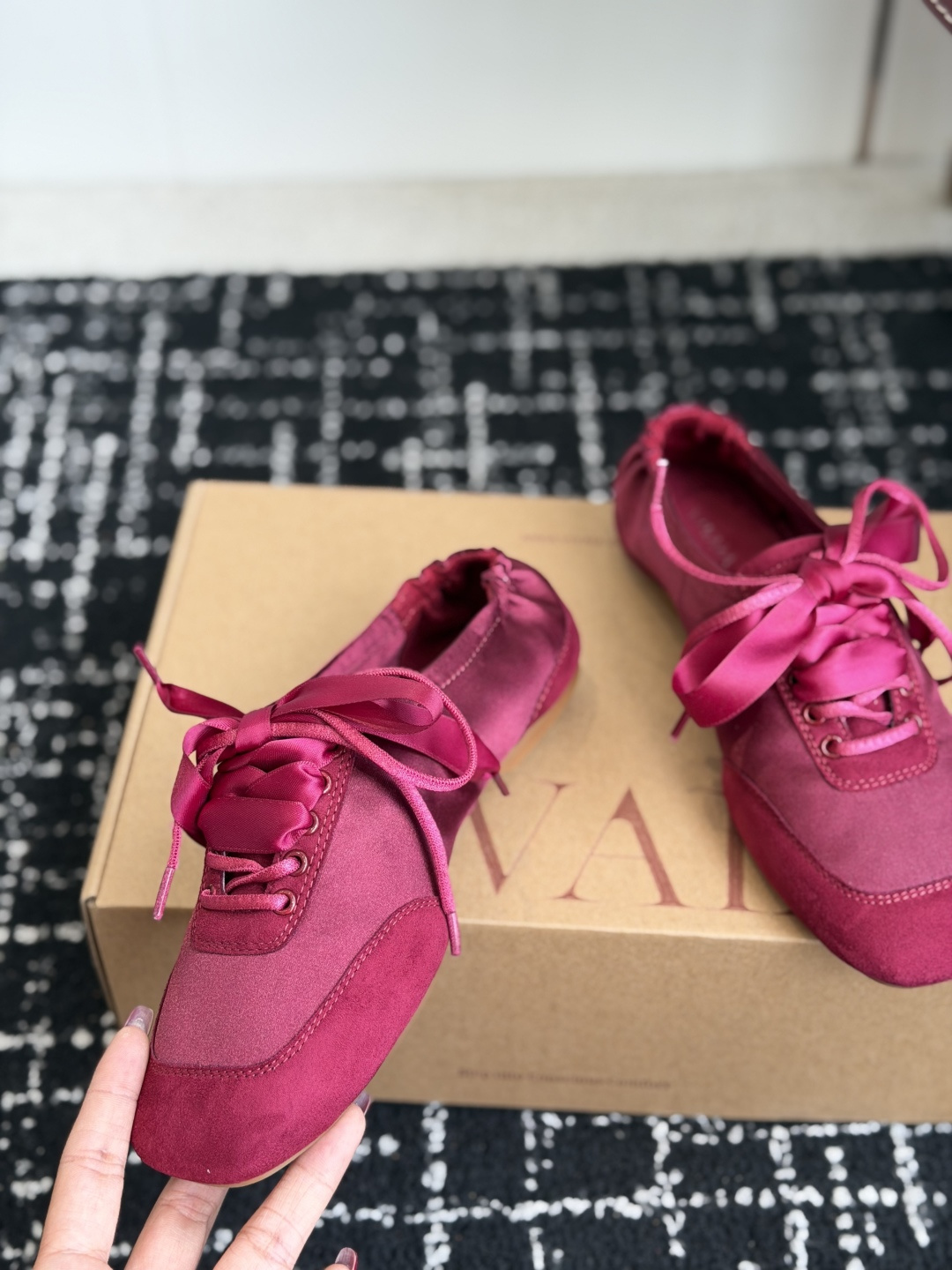 代购级 小众品牌VIVAIA26ss休闲鞋 这双缎面系带芭蕾鞋直接戳中少女心，丝滑缎面丝带可系蝴蝶结，酒红、裸粉、米白5