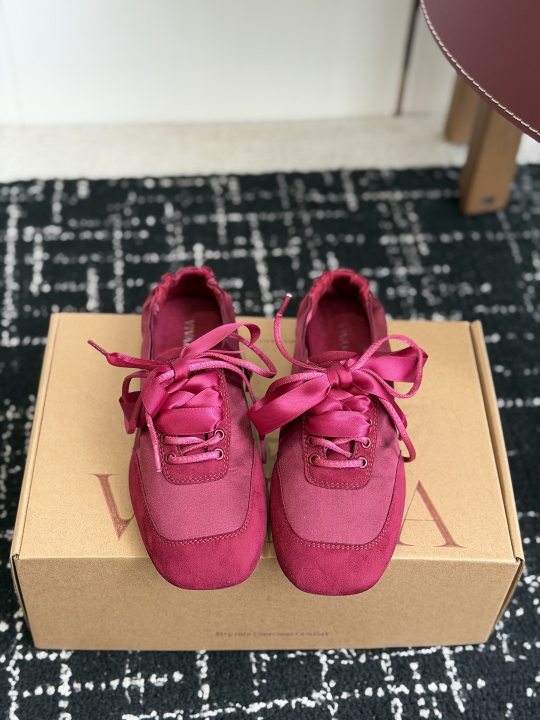 NO:921789,Purchasing agent level niche brand VIVAIA26ss casual shoes. This pair of satin lace-up ballet shoes directly hits the girl's heart. The silky satin ribbon can be tied with a bow. It comes in 5 gentle colors of burgundy, nude pink and off-white. The recycled environmentally friendly fabric is so soft that it can be folded. It will not wear your feet at all when standing and commuting for a long time. It is exquisite and comfortable at the same time. Upper: Yangjing + silk. Lining: sheepskin. Outsole: TPU outsole.  Size: 35-40 (40 is custom-made and non-returnable), casual shoes/sports shoes, sneakers, sheepskin, sheep19860909代购级 小众品牌VIVAIA26ss休闲鞋 这双缎面系带芭蕾鞋直接戳中少女心,丝滑缎面丝带可系蝴蝶结,酒红、裸粉、米白5个温柔色系,再生环保面料软到能折叠,久站通勤完全不磨脚,精致与舒服同时拥有 鞋面:羊京+丝绸 内里:羊皮 大底:TPU大底 码数:35-40(40订做不退换),休闲鞋/运动鞋,sneakers,sheepskin,sheep,Women's Shoes