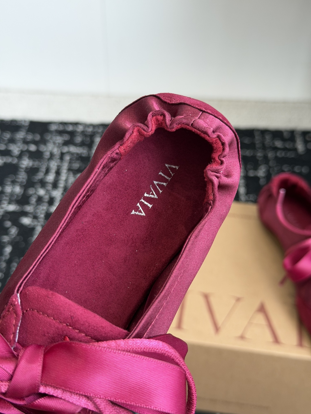 代购级 小众品牌VIVAIA26ss休闲鞋 这双缎面系带芭蕾鞋直接戳中少女心，丝滑缎面丝带可系蝴蝶结，酒红、裸粉、米白5
