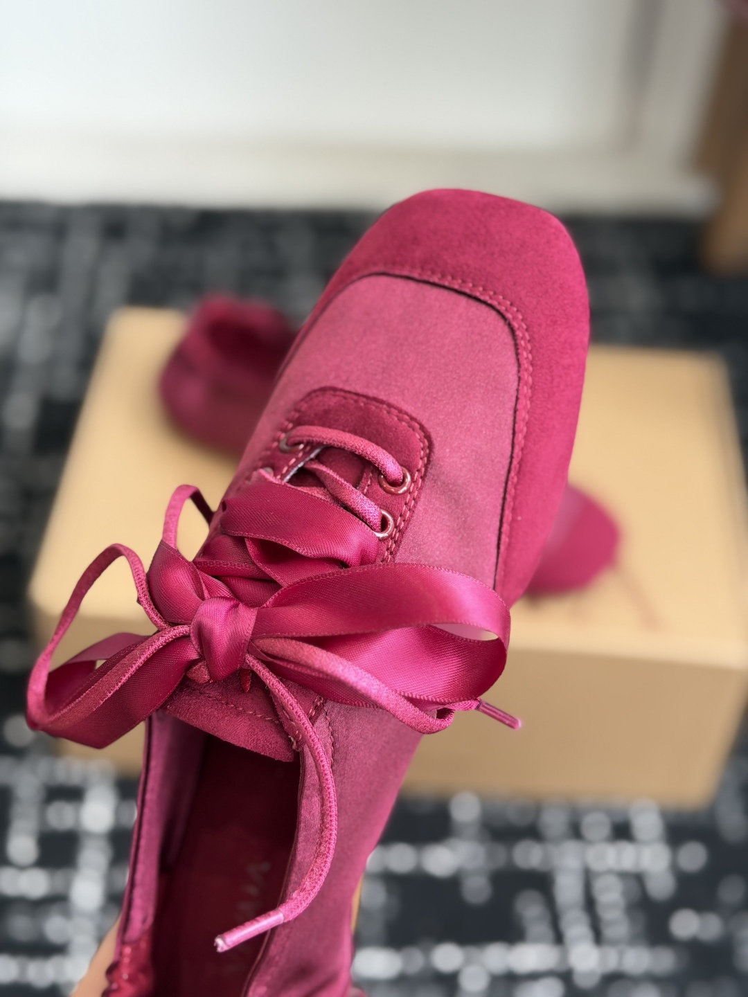 代购级 小众品牌VIVAIA26ss休闲鞋 这双缎面系带芭蕾鞋直接戳中少女心，丝滑缎面丝带可系蝴蝶结，酒红、裸粉、米白5