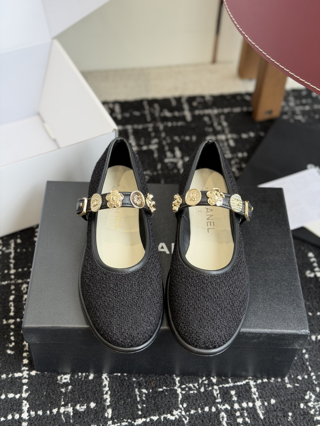 NO:921784,Purchasing agent level (official website synchronized box packaging) Chanel 26ss Xiaoxiang new coin flower Mary Jane loafers spring and summer must-have hot products for fragrances. Goddess series, with the elegant and ladylike temperament of fragrances, super eye-catching, irresistible, heart-warming... Special fabric on the upper, original molded hardware logo, mixed sheepskin lining, outsole, Italian genuine leather outsole Size #35-41 (40 41  Customized (non-refundable), mary jane, chanel, chanel, loafers, mary jane, sheepskin, Leather soles19860909代购级（官网同步盒包装） Chanel 26ss 小香 新款 硬币花 玛丽珍 乐福鞋春夏香家必备爆款 女神系列,拥有香家特色优雅名媛气质,超级耐看,让人无法抗拒,心动ing…… 鞋面特殊面料 原版开模五金logo 内里混种羊皮 大底意大利真皮大底 Size#35-41（40 41 定做不退换）,玛丽珍,chanel,chanel,loafers,mary jane,sheepskin,Leather soles,Women's Shoes