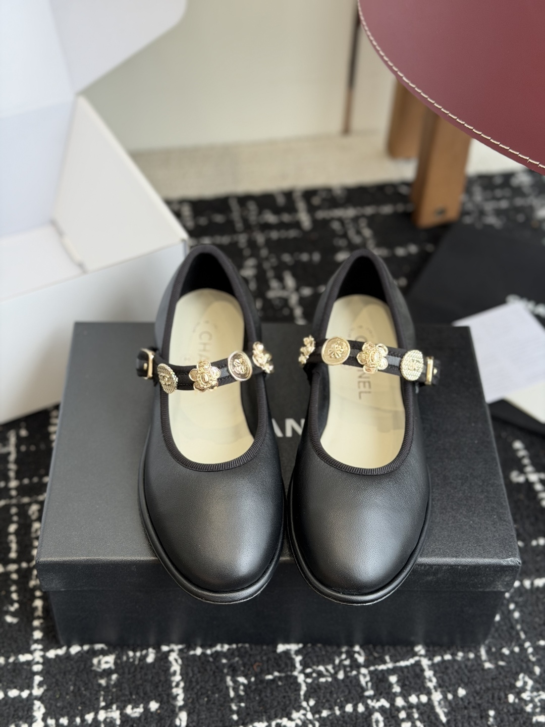 NO:921786,Purchasing agent level (Official website sync box packaging) Chanel 26ss Xiaoxiang New Coin Flower Mary Jane Loafers Spring and Summer Must-Have Hot Styles for Fragrance Houses Goddess Series, with the elegant and ladylike temperament of Fragrance Household characteristics, super attractive, irresistible, heart-warming... Upper cowhide Original molded hardware logo Mixed sheepskin lining Outsole Italian genuine leather outsole Size#35-41 (40 41  Customized (non-refundable), mary jane, chanel, chanel, loafers, mary jane, cowhide, sheepskin, Leather soles19860909代购级（官网同步盒包装） Chanel 26ss 小香 新款 硬币花 玛丽珍 乐福鞋春夏香家必备爆款 女神系列,拥有香家特色优雅名媛气质,超级耐看,让人无法抗拒,心动ing…… 鞋面牛皮 原版开模五金logo 内里混种羊皮 大底意大利真皮大底 Size#35-41（40 41 定做不退换）,玛丽珍,chanel,chanel,loafers,mary jane,cowhide,sheepskin,Leather soles,Women's Shoes