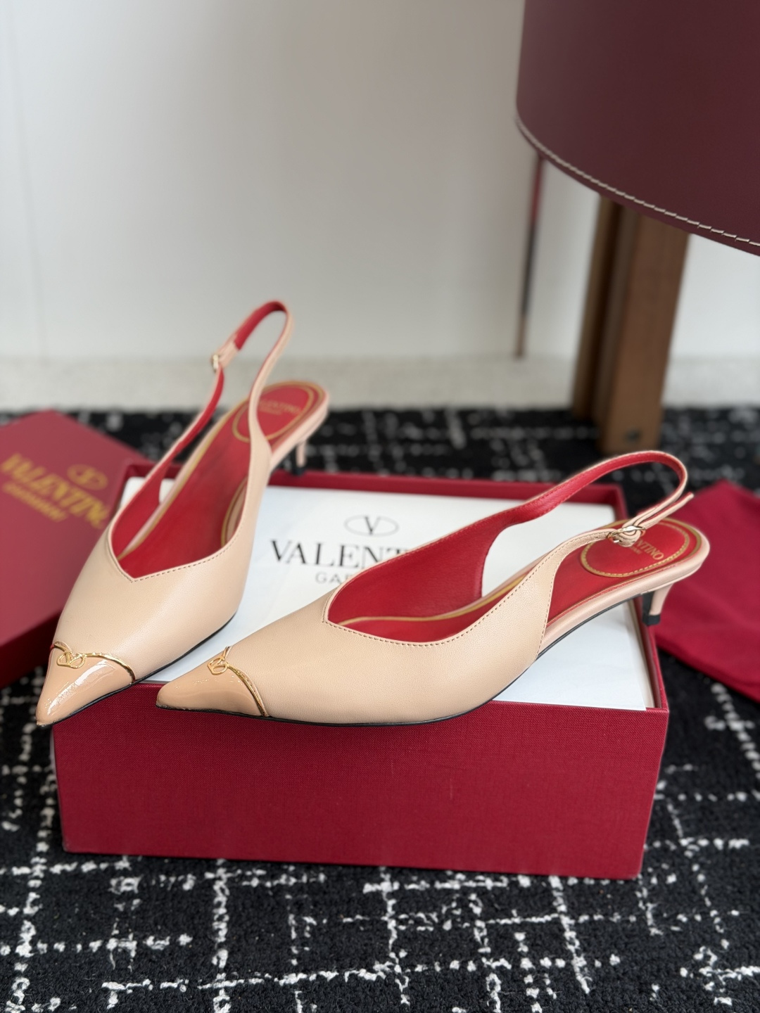 代购级 Valentino 26ss 春夏新款 尖头 凉鞋 后空凉鞋 手工调楦让鞋型线条特别流畅,穿上就显高级。鞋面上 代购级 Valentino 26ss 春夏新款 尖头 凉鞋 后空凉鞋 手工调楦让鞋型线条特别流畅,穿上就显高级。鞋面上
