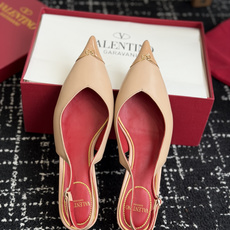 代购级 Valentino 26ss 春夏新款 尖头 凉鞋 后空凉鞋 手工调楦让鞋型线条特别流畅,穿上就显高级。鞋面上 代购级 Valentino 26ss 春夏新款 尖头 凉鞋 后空凉鞋 手工调楦让鞋型线条特别流畅,穿上就显高级。鞋面上