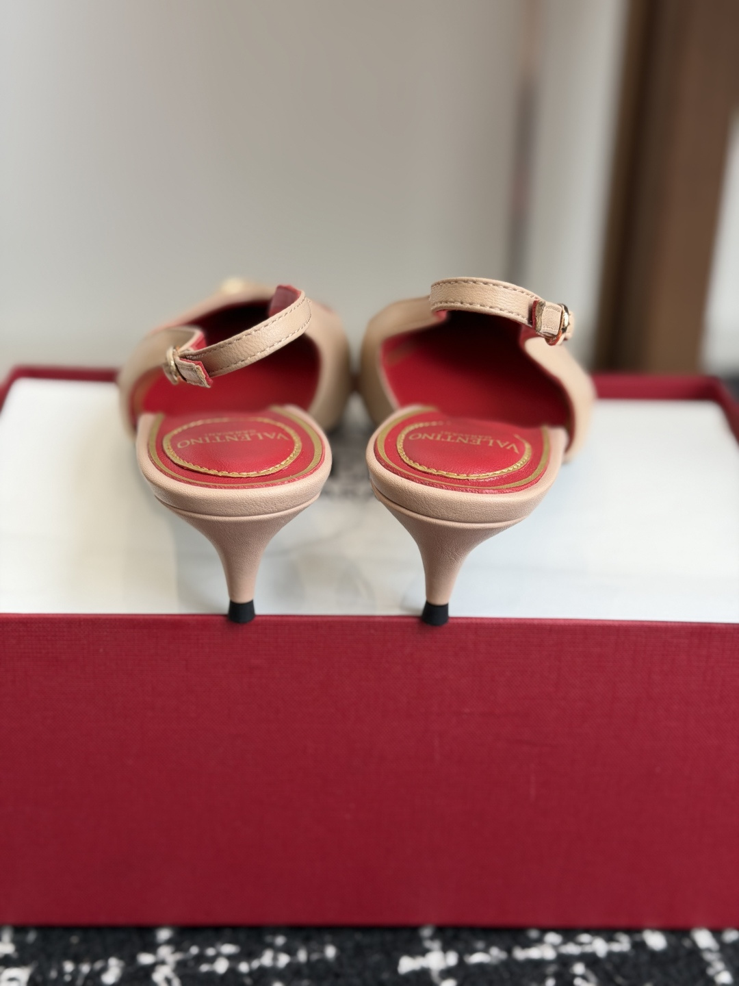 代购级 Valentino 26ss 春夏新款 尖头 凉鞋 后空凉鞋 手工调楦让鞋型线条特别流畅,穿上就显高级。鞋面上 代购级 Valentino 26ss 春夏新款 尖头 凉鞋 后空凉鞋 手工调楦让鞋型线条特别流畅,穿上就显高级。鞋面上