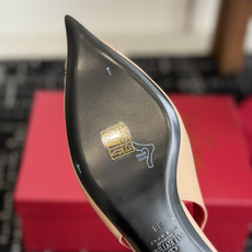 代购级 Valentino 26ss 春夏新款 尖头 凉鞋 后空凉鞋 手工调楦让鞋型线条特别流畅,穿上就显高级。鞋面上 代购级 Valentino 26ss 春夏新款 尖头 凉鞋 后空凉鞋 手工调楦让鞋型线条特别流畅,穿上就显高级。鞋面上