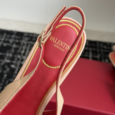 代购级 Valentino 26ss 春夏新款 尖头 凉鞋 后空凉鞋 手工调楦让鞋型线条特别流畅,穿上就显高级。鞋面上 代购级 Valentino 26ss 春夏新款 尖头 凉鞋 后空凉鞋 手工调楦让鞋型线条特别流畅,穿上就显高级。鞋面上