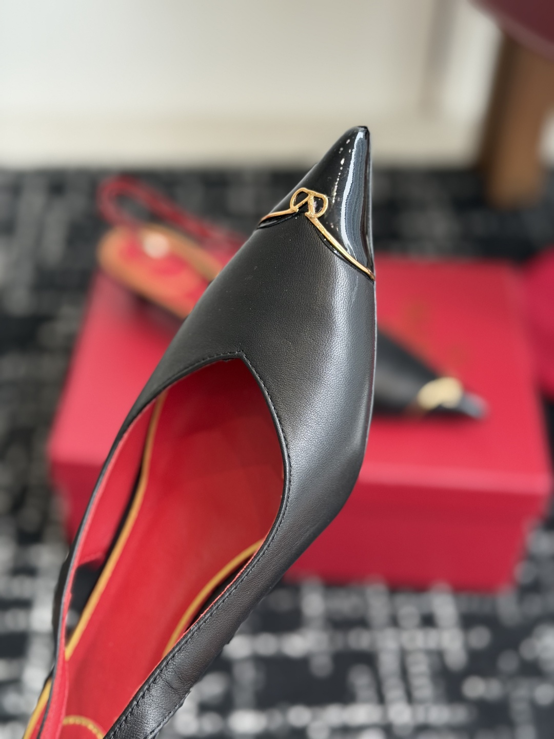 代购级 Valentino 26ss 春夏新款 尖头  凉鞋 后空凉鞋 手工调楦让鞋型线条特别流畅，穿上就显高级。鞋面上