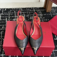 代购级 Valentino 26ss 春夏新款 尖头 凉鞋 后空凉鞋 手工调楦让鞋型线条特别流畅,穿上就显高级。鞋面上 代购级 Valentino 26ss 春夏新款 尖头 凉鞋 后空凉鞋 手工调楦让鞋型线条特别流畅,穿上就显高级。鞋面上