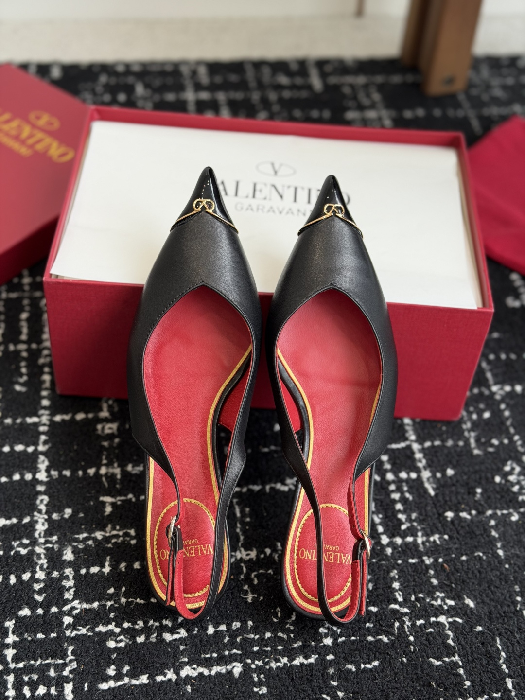 代购级 Valentino 26ss 春夏新款 尖头  凉鞋 后空凉鞋 手工调楦让鞋型线条特别流畅，穿上就显高级。鞋面上
