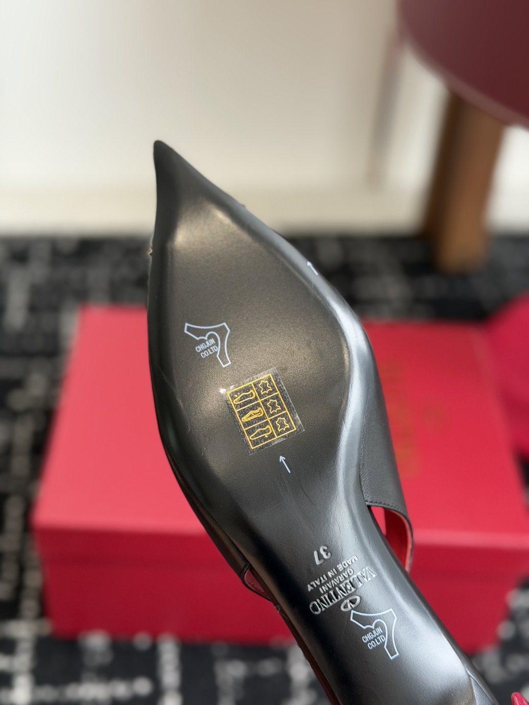 代购级 Valentino 26ss 春夏新款 尖头  凉鞋 后空凉鞋 手工调楦让鞋型线条特别流畅，穿上就显高级。鞋面上