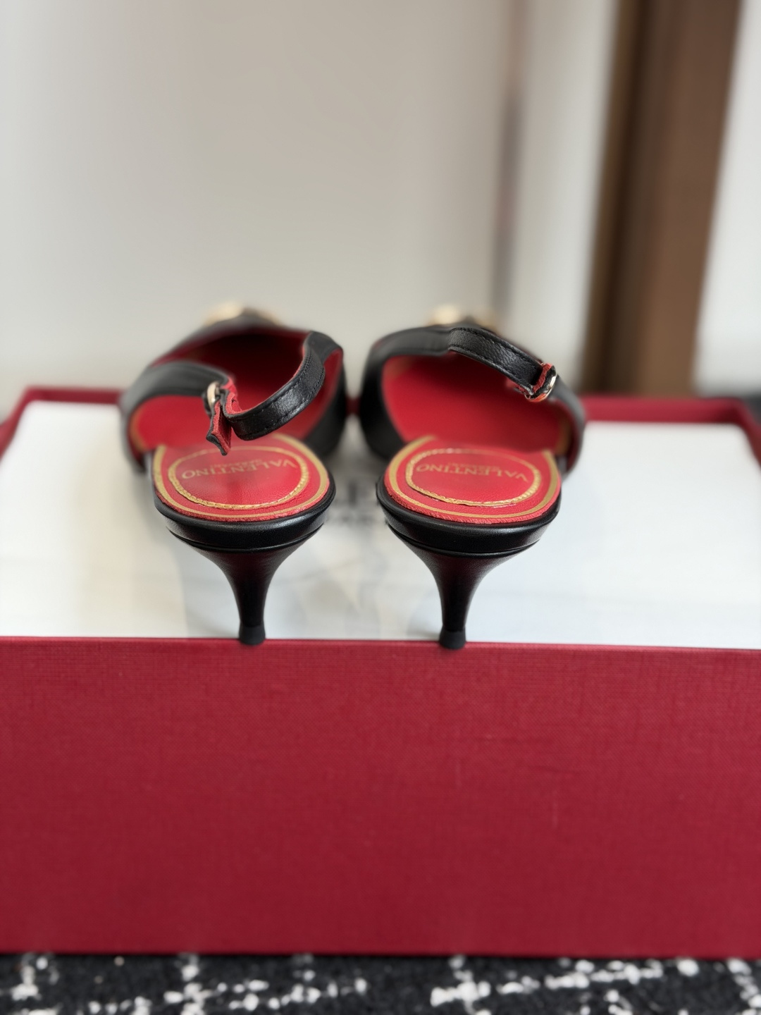 代购级 Valentino 26ss 春夏新款 尖头  凉鞋 后空凉鞋 手工调楦让鞋型线条特别流畅，穿上就显高级。鞋面上