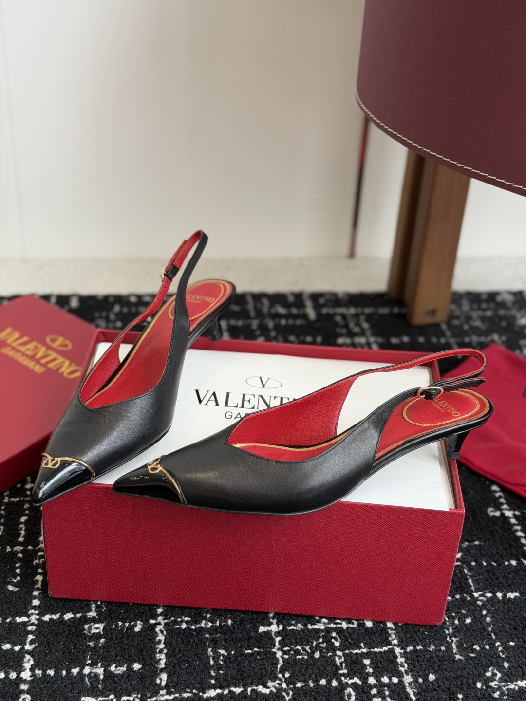 代购级 Valentino 26ss 春夏新款 尖头  凉鞋 后空凉鞋 手工调楦让鞋型线条特别流畅，穿上就显高级。鞋面上