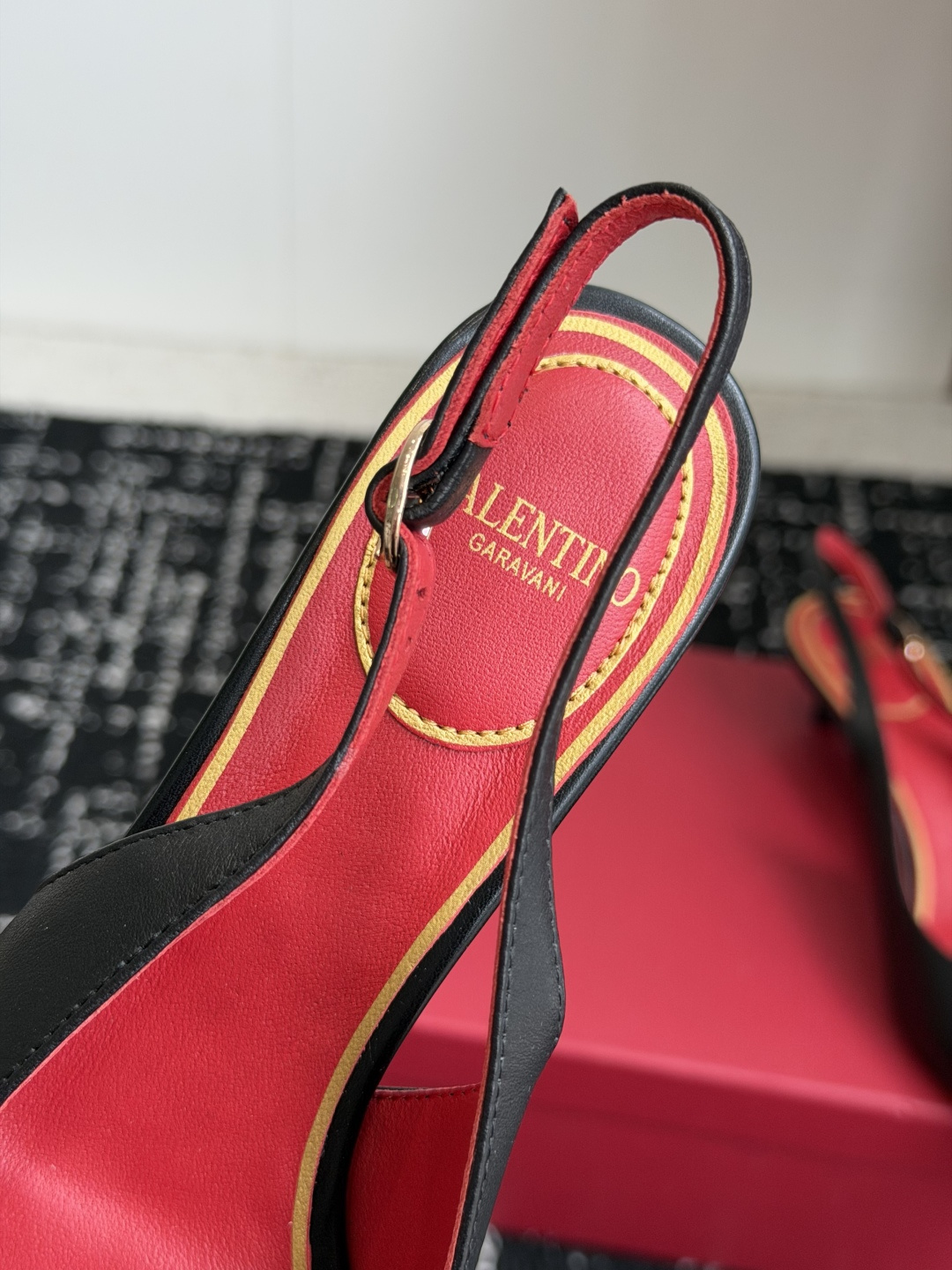 代购级 Valentino 26ss 春夏新款 尖头  凉鞋 后空凉鞋 手工调楦让鞋型线条特别流畅，穿上就显高级。鞋面上