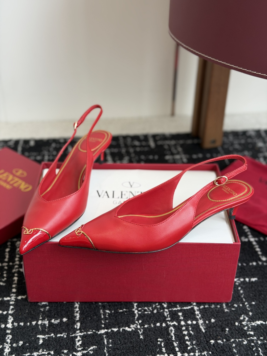 代购级 Valentino 26ss 春夏新款 尖头 凉鞋 后空凉鞋 手工调楦让鞋型线条特别流畅,穿上就显高级。鞋面上 代购级 Valentino 26ss 春夏新款 尖头 凉鞋 后空凉鞋 手工调楦让鞋型线条特别流畅,穿上就显高级。鞋面上