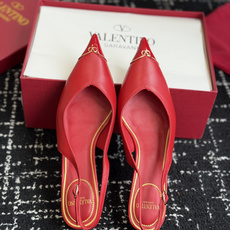 代购级 Valentino 26ss 春夏新款 尖头 凉鞋 后空凉鞋 手工调楦让鞋型线条特别流畅,穿上就显高级。鞋面上 代购级 Valentino 26ss 春夏新款 尖头 凉鞋 后空凉鞋 手工调楦让鞋型线条特别流畅,穿上就显高级。鞋面上