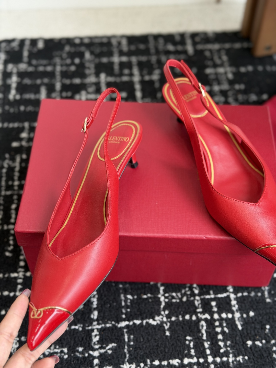 代购级 Valentino 26ss 春夏新款 尖头 凉鞋 后空凉鞋 手工调楦让鞋型线条特别流畅,穿上就显高级。鞋面上 代购级 Valentino 26ss 春夏新款 尖头 凉鞋 后空凉鞋 手工调楦让鞋型线条特别流畅,穿上就显高级。鞋面上