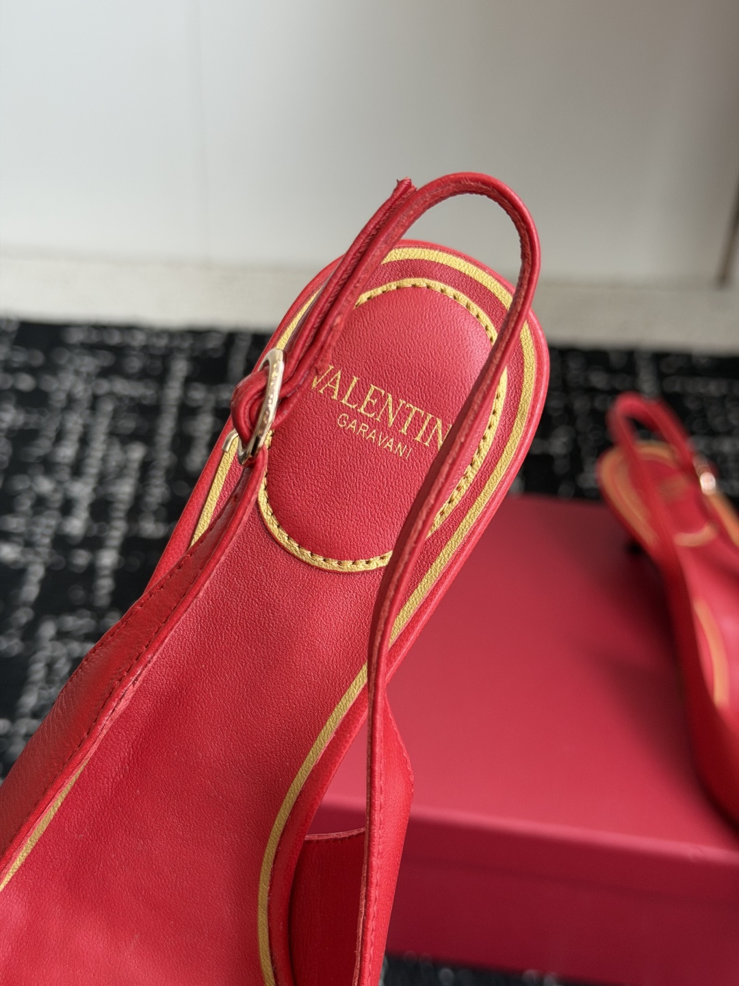 代购级 Valentino 26ss 春夏新款 尖头 凉鞋 后空凉鞋 手工调楦让鞋型线条特别流畅,穿上就显高级。鞋面上 代购级 Valentino 26ss 春夏新款 尖头 凉鞋 后空凉鞋 手工调楦让鞋型线条特别流畅,穿上就显高级。鞋面上