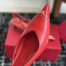代购级 Valentino 26ss 春夏新款 尖头 凉鞋 后空凉鞋 手工调楦让鞋型线条特别流畅,穿上就显高级。鞋面上 代购级 Valentino 26ss 春夏新款 尖头 凉鞋 后空凉鞋 手工调楦让鞋型线条特别流畅,穿上就显高级。鞋面上