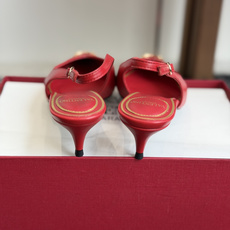 代购级 Valentino 26ss 春夏新款 尖头 凉鞋 后空凉鞋 手工调楦让鞋型线条特别流畅,穿上就显高级。鞋面上 代购级 Valentino 26ss 春夏新款 尖头 凉鞋 后空凉鞋 手工调楦让鞋型线条特别流畅,穿上就显高级。鞋面上