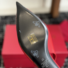 代购级 Valentino 26ss 春夏新款 尖头 凉鞋 后空凉鞋 手工调楦让鞋型线条特别流畅,穿上就显高级。鞋面上 代购级 Valentino 26ss 春夏新款 尖头 凉鞋 后空凉鞋 手工调楦让鞋型线条特别流畅,穿上就显高级。鞋面上