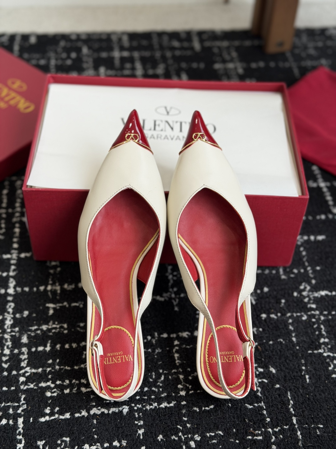 代购级 Valentino 26ss 春夏新款 尖头 凉鞋 后空凉鞋 手工调楦让鞋型线条特别流畅,穿上就显高级。鞋面上 代购级 Valentino 26ss 春夏新款 尖头 凉鞋 后空凉鞋 手工调楦让鞋型线条特别流畅,穿上就显高级。鞋面上