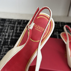 代购级 Valentino 26ss 春夏新款 尖头 凉鞋 后空凉鞋 手工调楦让鞋型线条特别流畅,穿上就显高级。鞋面上 代购级 Valentino 26ss 春夏新款 尖头 凉鞋 后空凉鞋 手工调楦让鞋型线条特别流畅,穿上就显高级。鞋面上