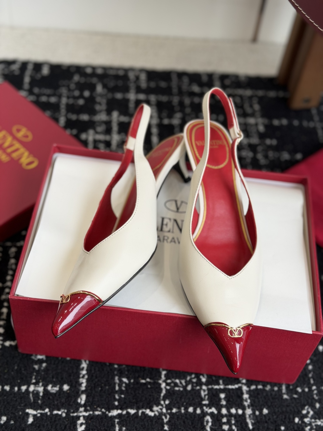 代购级 Valentino 26ss 春夏新款 尖头 凉鞋 后空凉鞋 手工调楦让鞋型线条特别流畅,穿上就显高级。鞋面上 代购级 Valentino 26ss 春夏新款 尖头 凉鞋 后空凉鞋 手工调楦让鞋型线条特别流畅,穿上就显高级。鞋面上