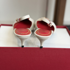 代购级 Valentino 26ss 春夏新款 尖头 凉鞋 后空凉鞋 手工调楦让鞋型线条特别流畅,穿上就显高级。鞋面上 代购级 Valentino 26ss 春夏新款 尖头 凉鞋 后空凉鞋 手工调楦让鞋型线条特别流畅,穿上就显高级。鞋面上