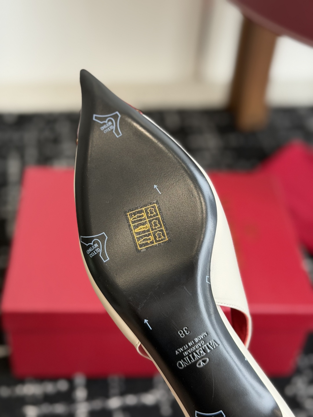 代购级 Valentino 26ss 春夏新款 尖头 凉鞋 后空凉鞋 手工调楦让鞋型线条特别流畅,穿上就显高级。鞋面上 代购级 Valentino 26ss 春夏新款 尖头 凉鞋 后空凉鞋 手工调楦让鞋型线条特别流畅,穿上就显高级。鞋面上